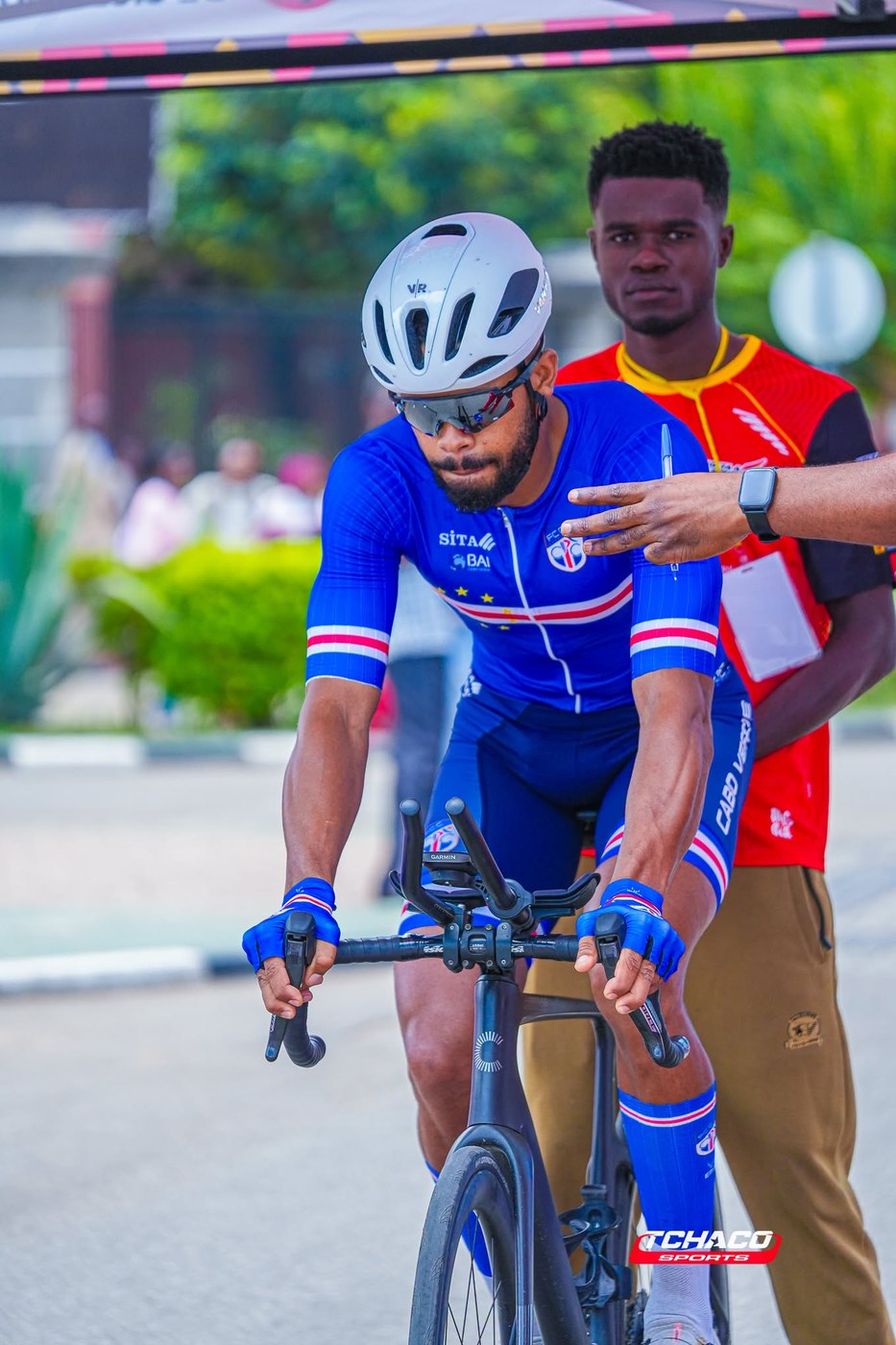 Atleta da selecção de Cabo Verde na rampa de partida do prólogo, segurado por um auxiliar