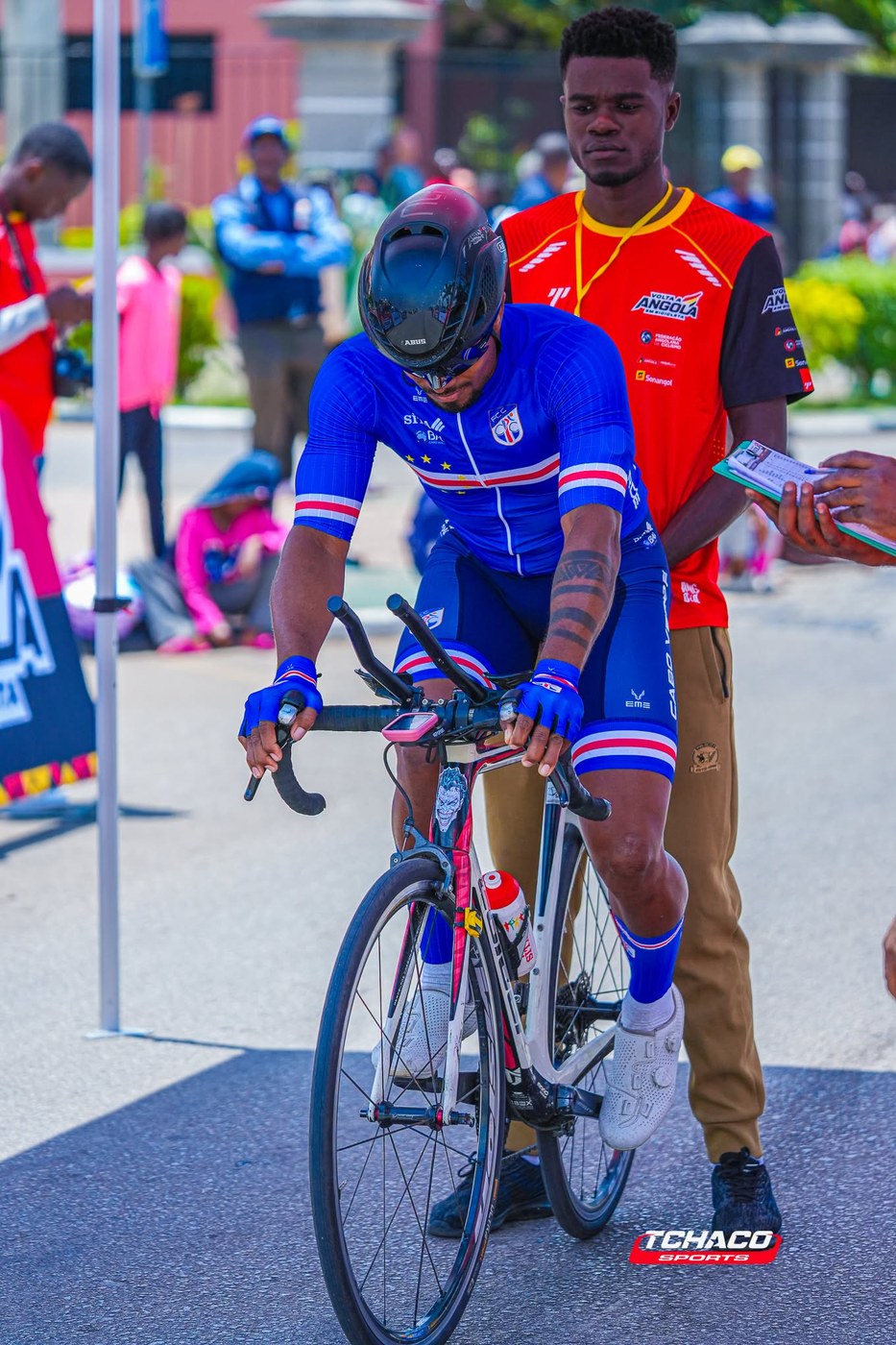 Atleta da selecção de Cabo Verde com capacete de contra-relógio, momentos antes da partida