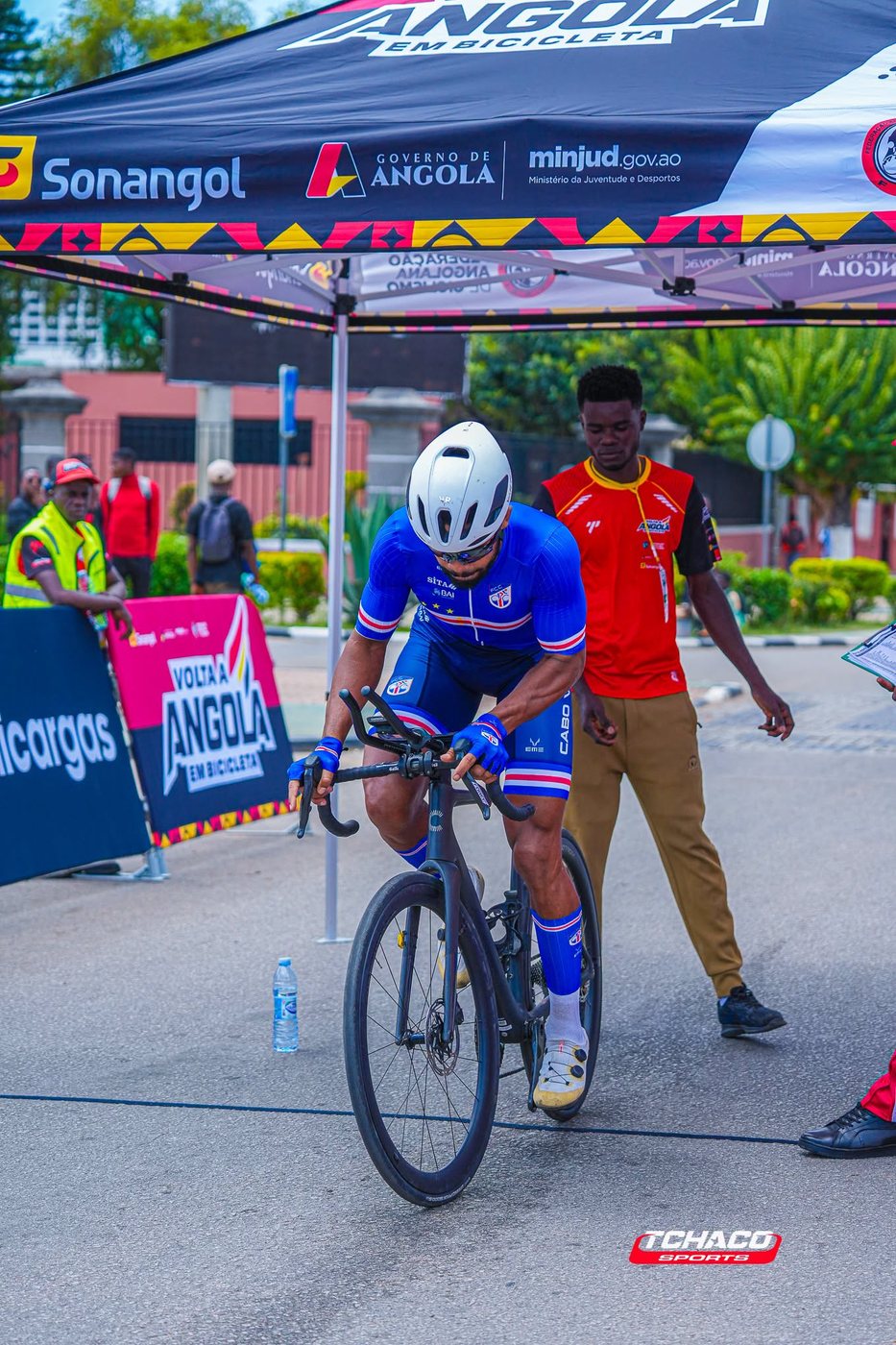 Atleta da selecção de Cabo Verde à partida do prólogo, com a bicicleta imobilizada por um auxiliar