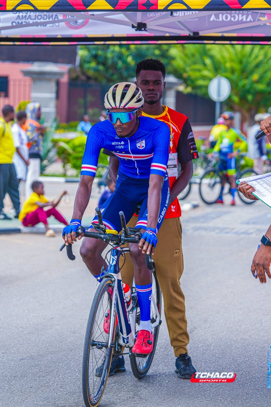 Atleta da selecção de Cabo Verde em posição de arranque na rampa de partida
