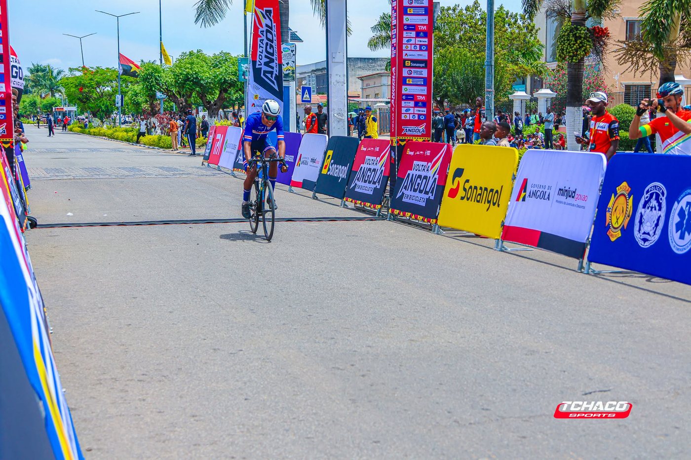 Atleta da selecção de Cabo Verde em prova, com público junto à estrada