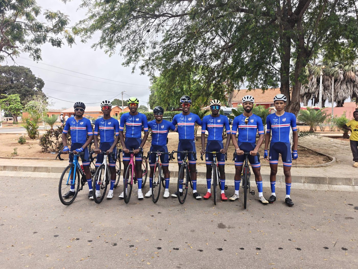 Os ciclistas da selec&ccedil;&atilde;o de Cabo Verde com as bicicletas, alinhados antes da partida da 9.&ordf; etapa