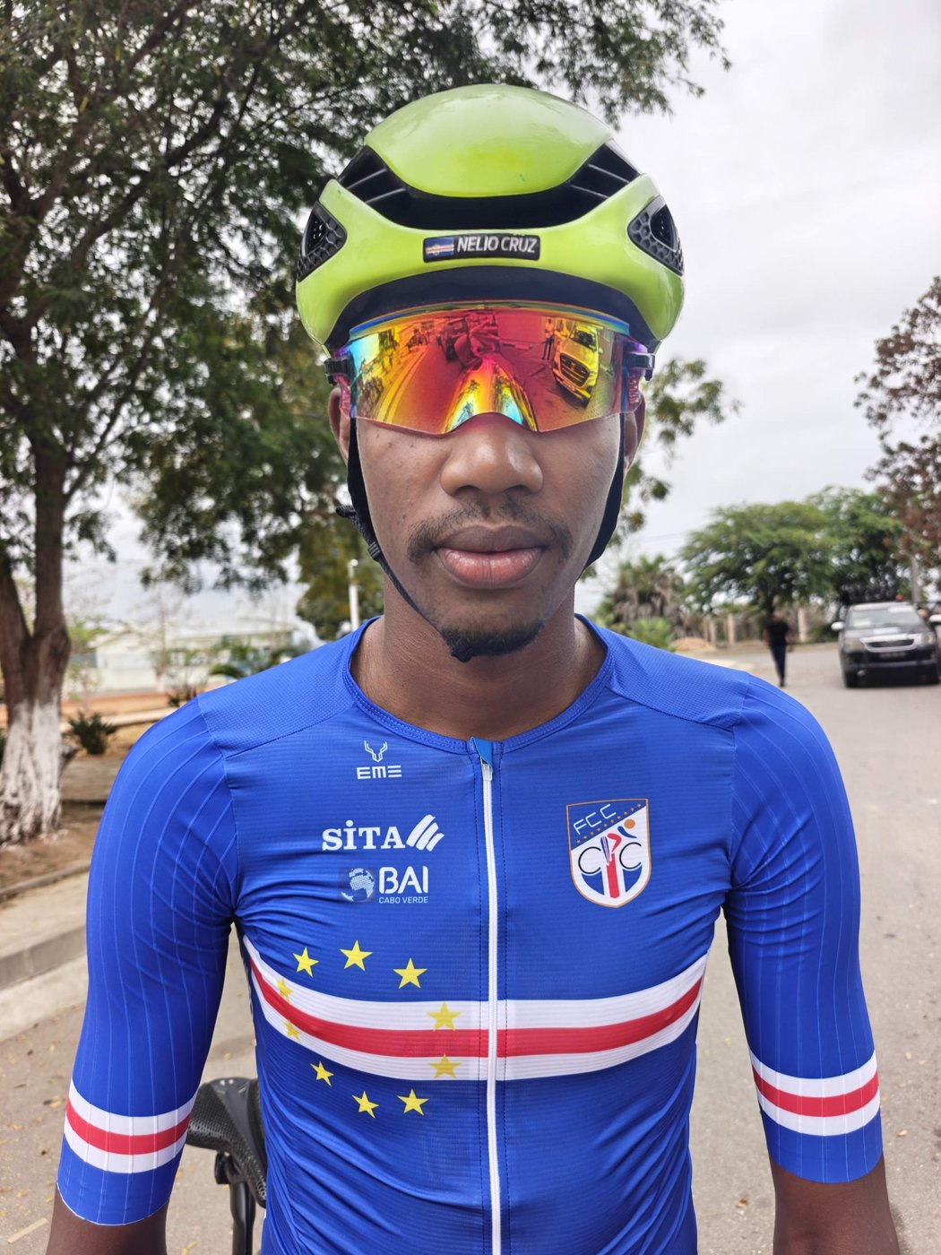 N&eacute;lio Cruz, de capacete com o nome e equipamento da selec&ccedil;&atilde;o.