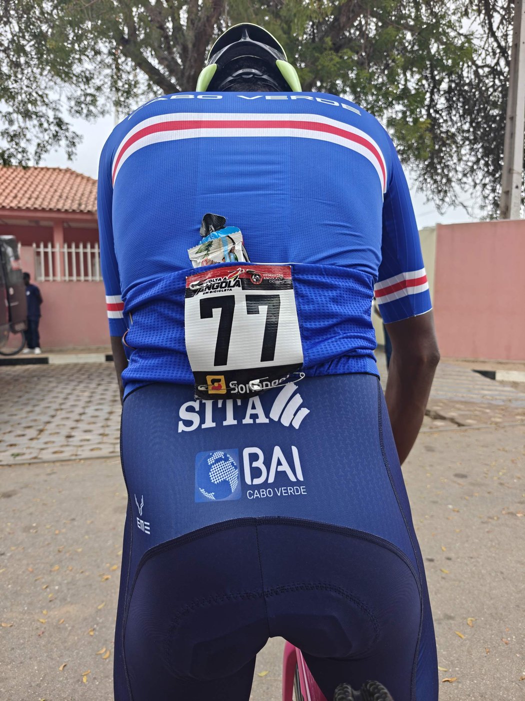 O dorsal 77, de N&eacute;lio Cruz, e as marcas da SITA e do Banco BAI no equipamento oficial.