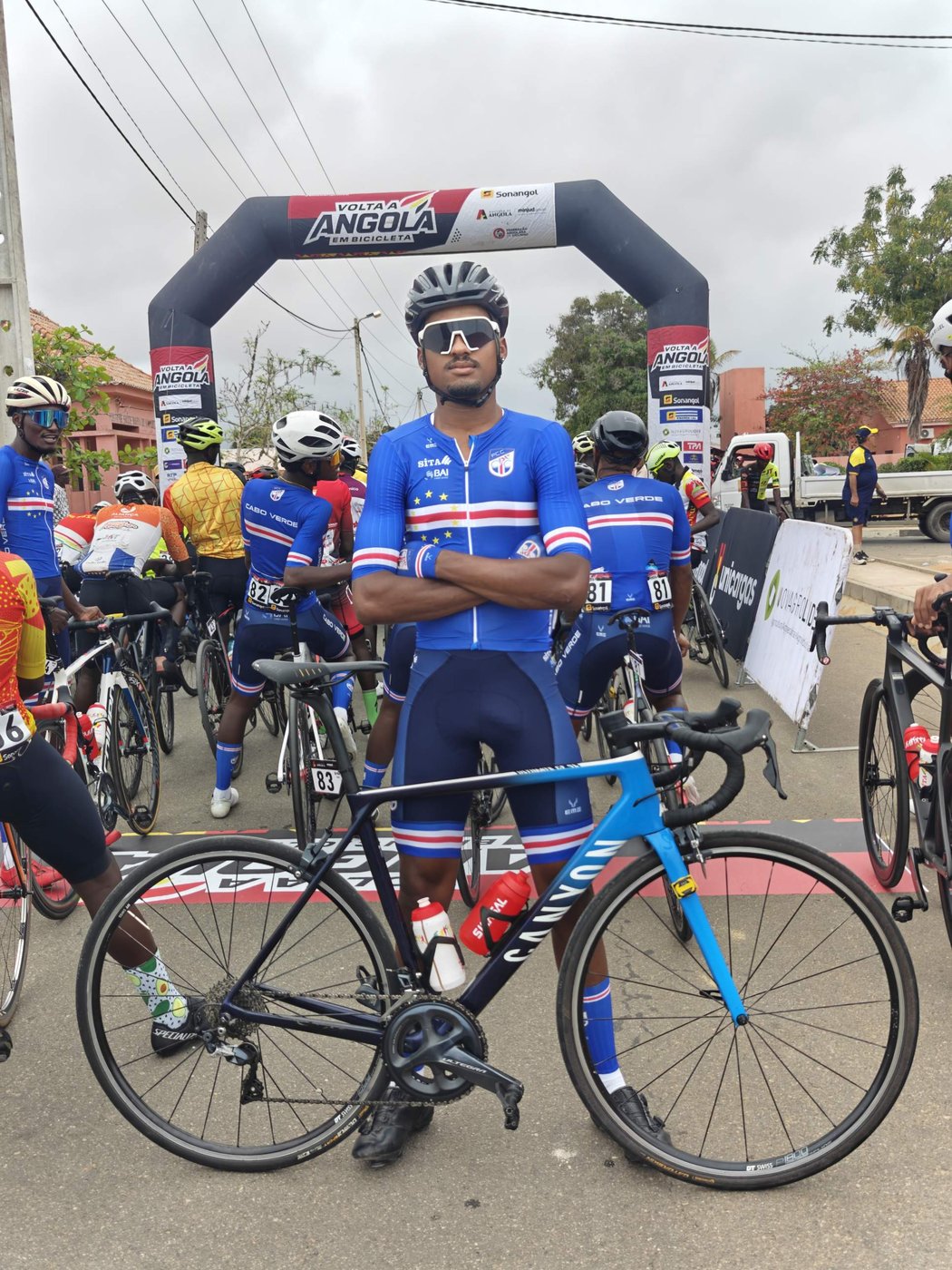Ciclista da selec&ccedil;&atilde;o nacional junto ao p&oacute;rtico da Volta a Angola.