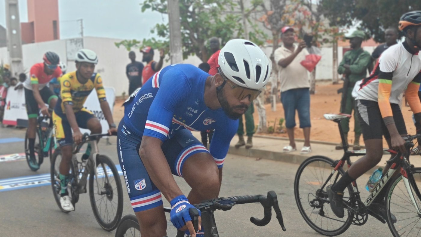 Ciclista da selec&ccedil;&atilde;o nacional na linha de partida.