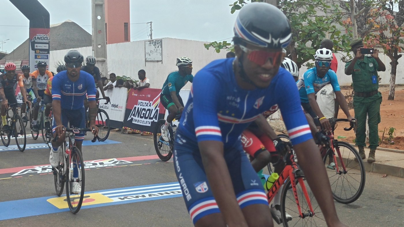 Ciclistas da selec&ccedil;&atilde;o nacional no arranque da &uacute;ltima etapa, em Luanda.