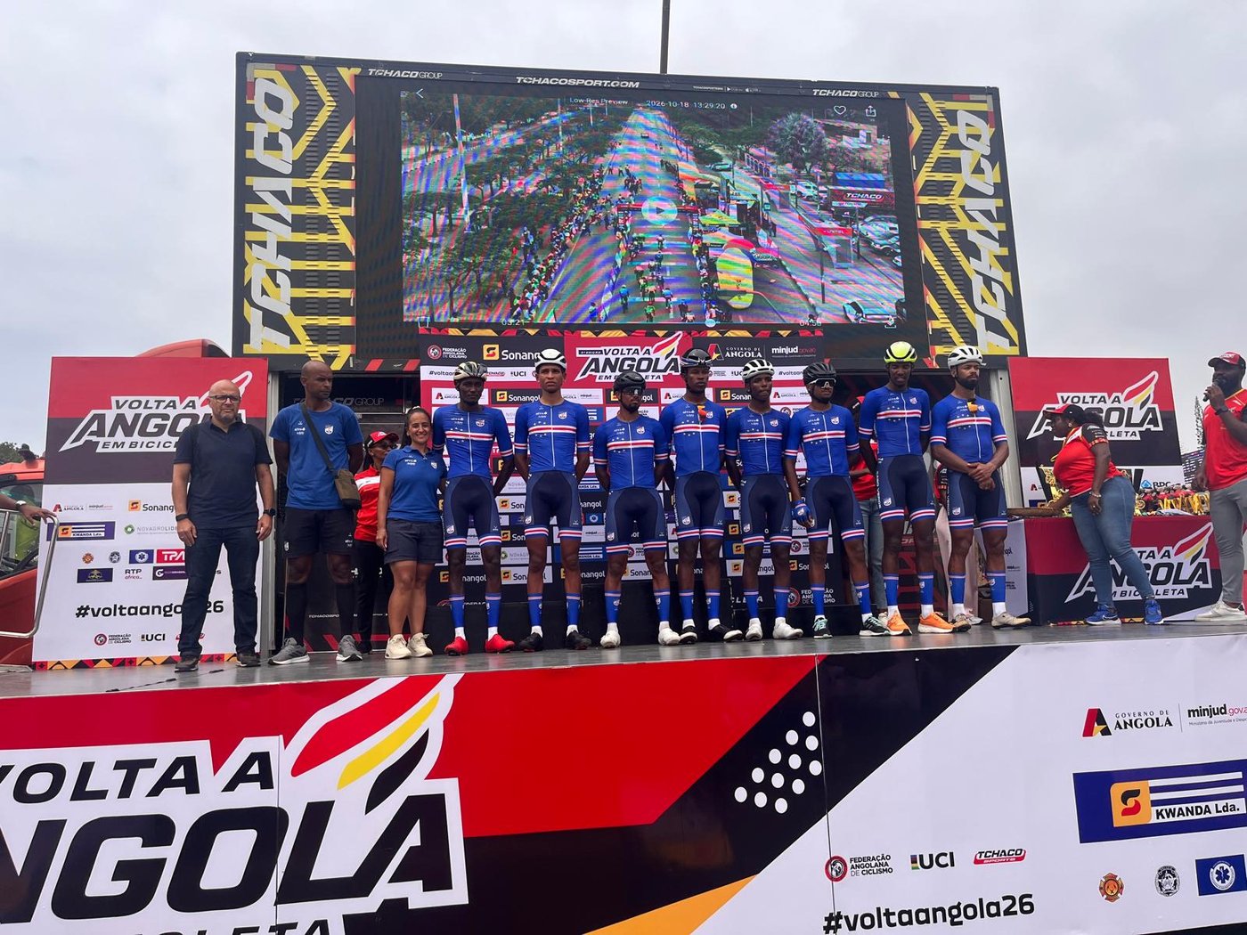 A selec&ccedil;&atilde;o de Cabo Verde e a equipa t&eacute;cnica no p&oacute;dio da Volta a Angola 2026, em Luanda, no fim da prova