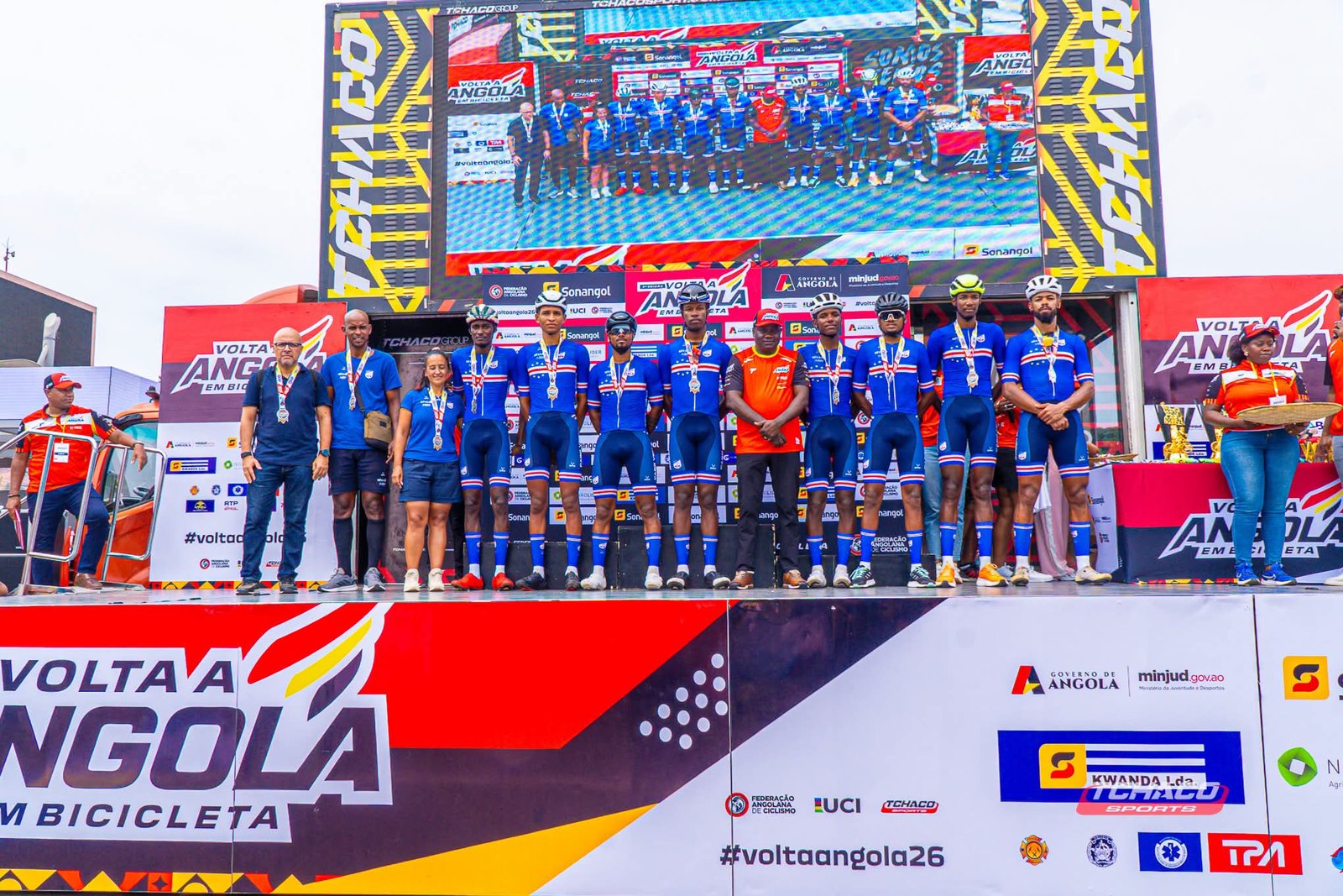 A selec&ccedil;&atilde;o de Cabo Verde e a equipa t&eacute;cnica no p&oacute;dio da Volta a Angola 2026, em Luanda, no fim da prova