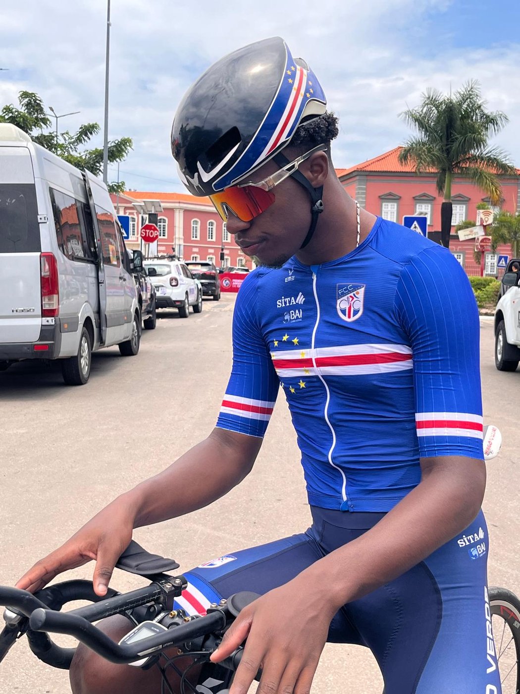Atleta da selecção com capacete de contra-relógio, antes do prólogo