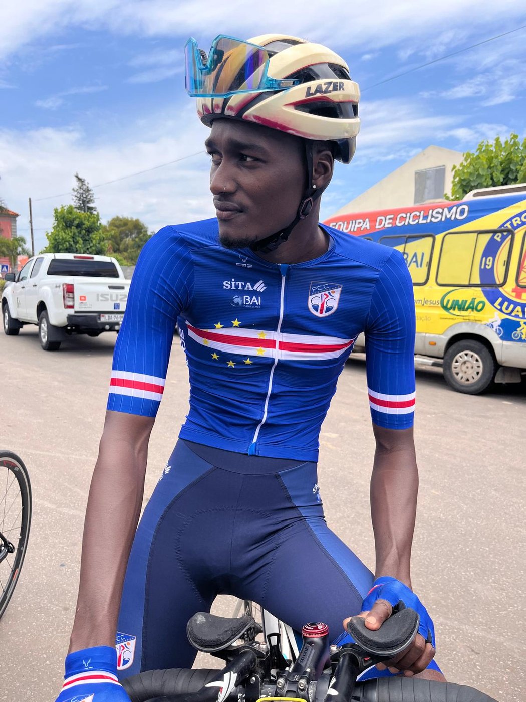 Atleta da selecção junto à bicicleta, antes do prólogo