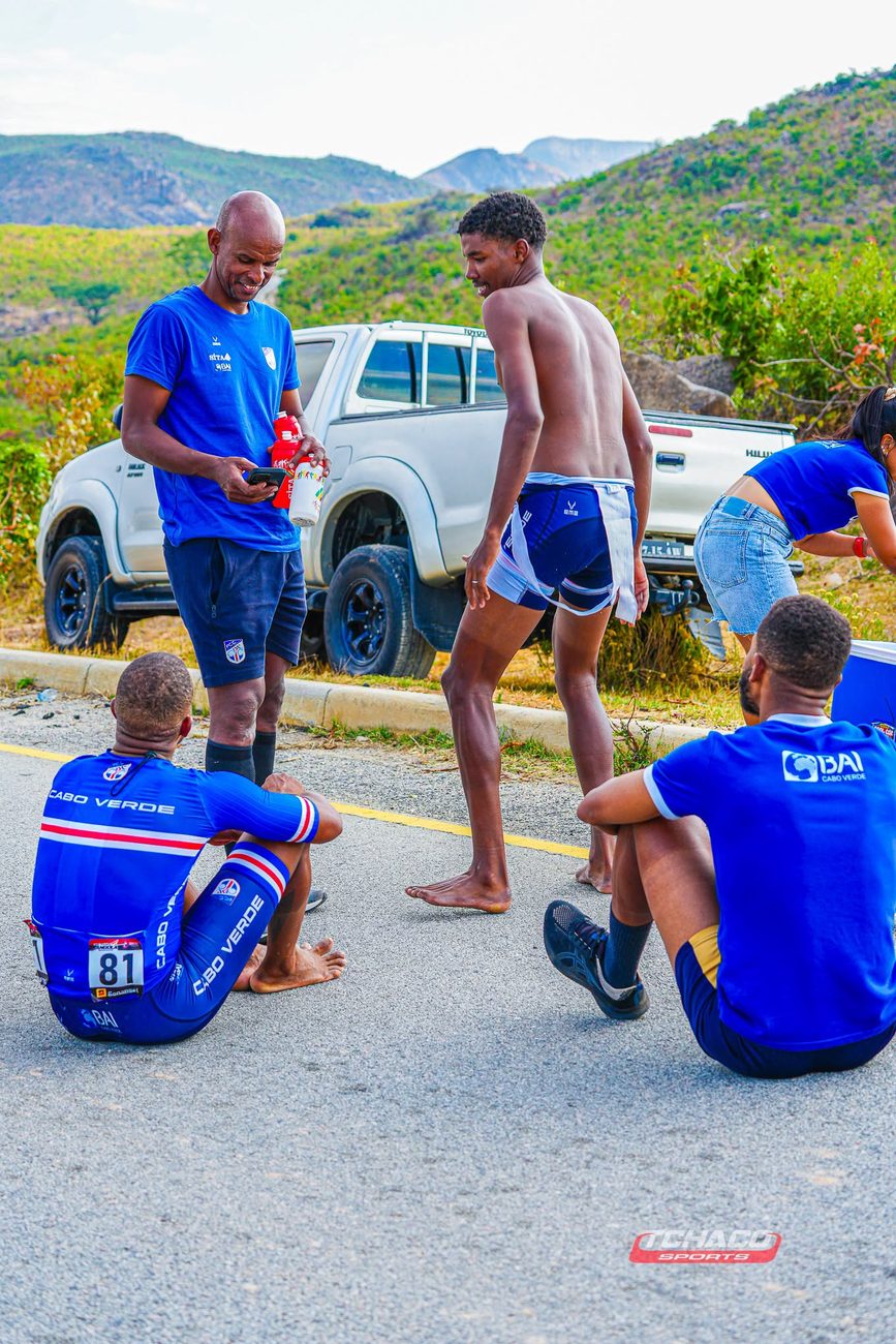 A delegação de Cabo Verde à beira da estrada no fim de uma etapa, com a equipa técnica a distribuir água