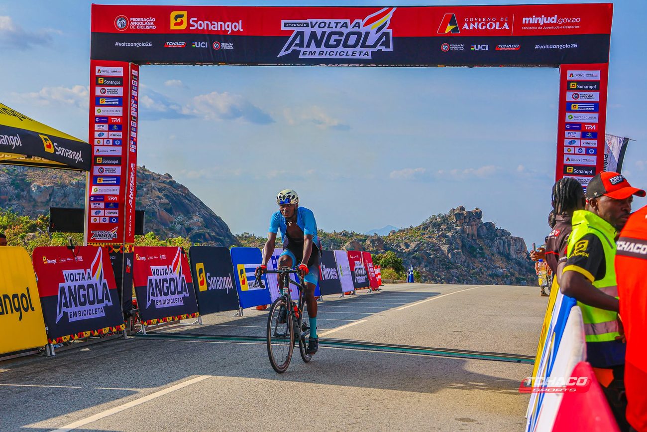 Atleta da Selecção na zona de meta da Volta a Angola