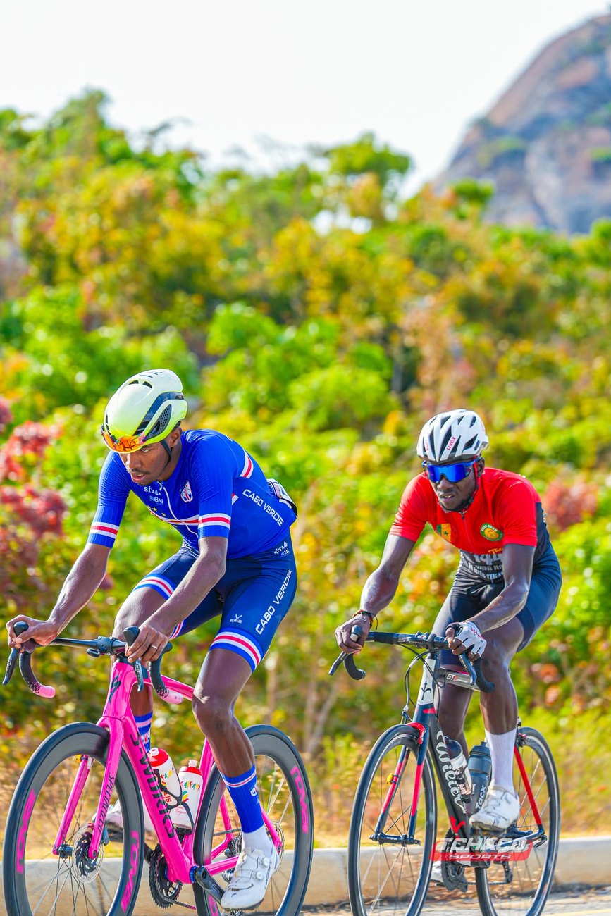Atleta da Selecção de Cabo Verde em prova, nas estradas do sul de Angola