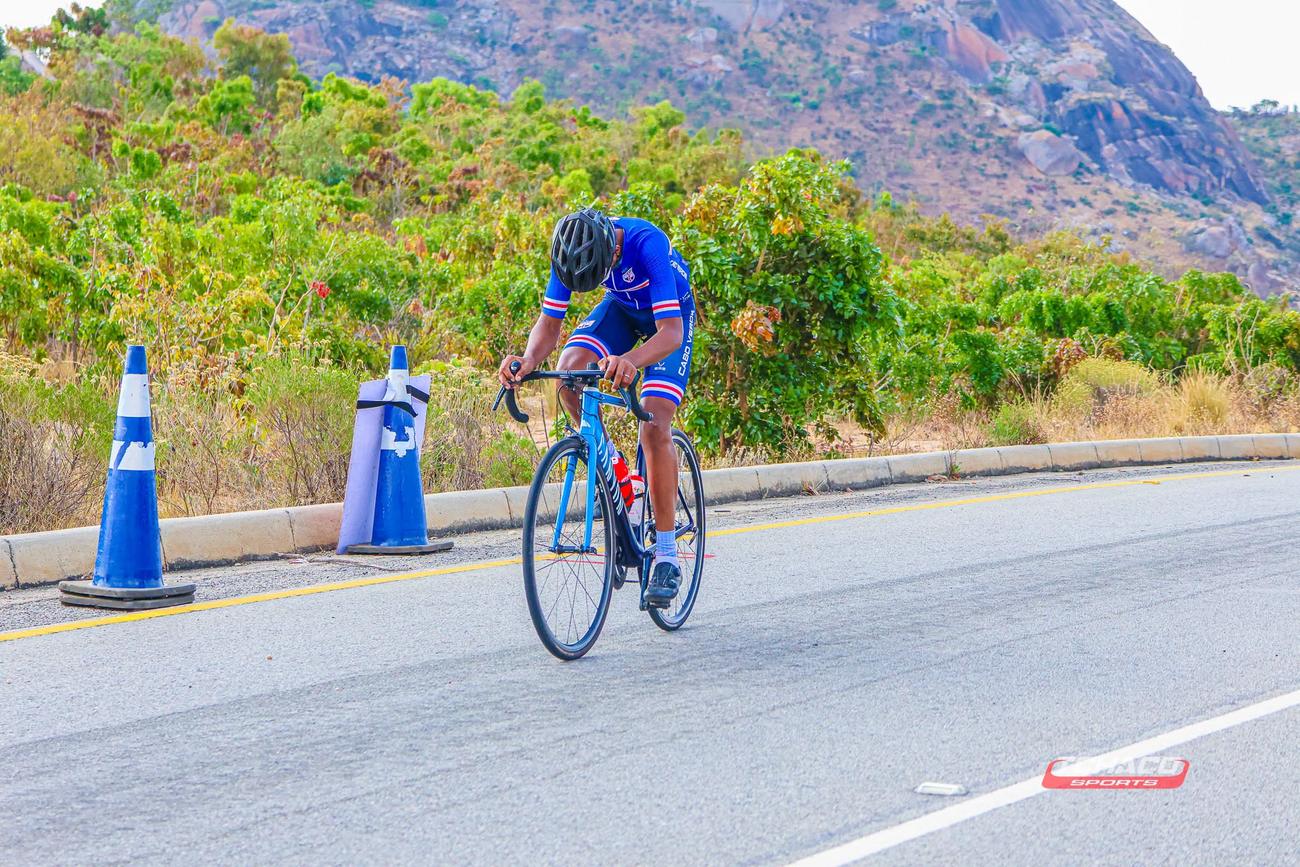 Atleta da Selecção de Cabo Verde em prova, nas estradas do sul de Angola