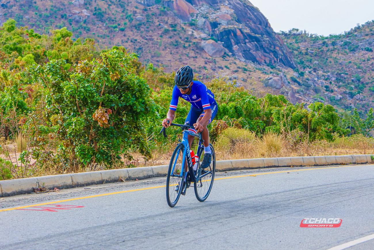 Atleta da Selecção de Cabo Verde em prova, nas estradas do sul de Angola