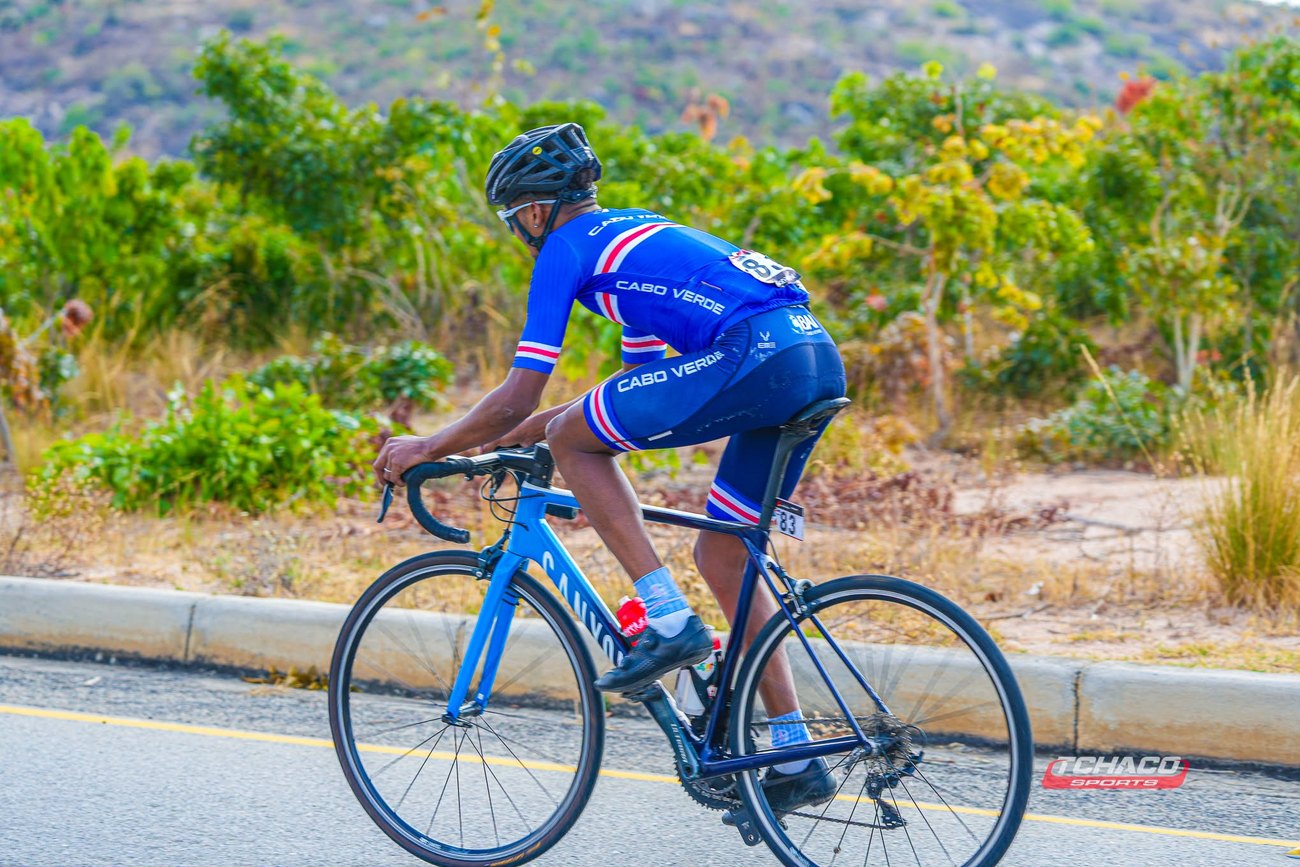 Atleta da Selecção de Cabo Verde em prova, nas estradas do sul de Angola