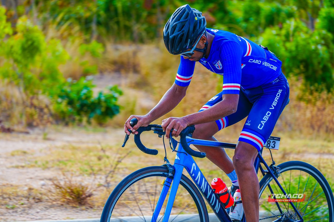 Atleta da Selecção de Cabo Verde em prova, nas estradas do sul de Angola