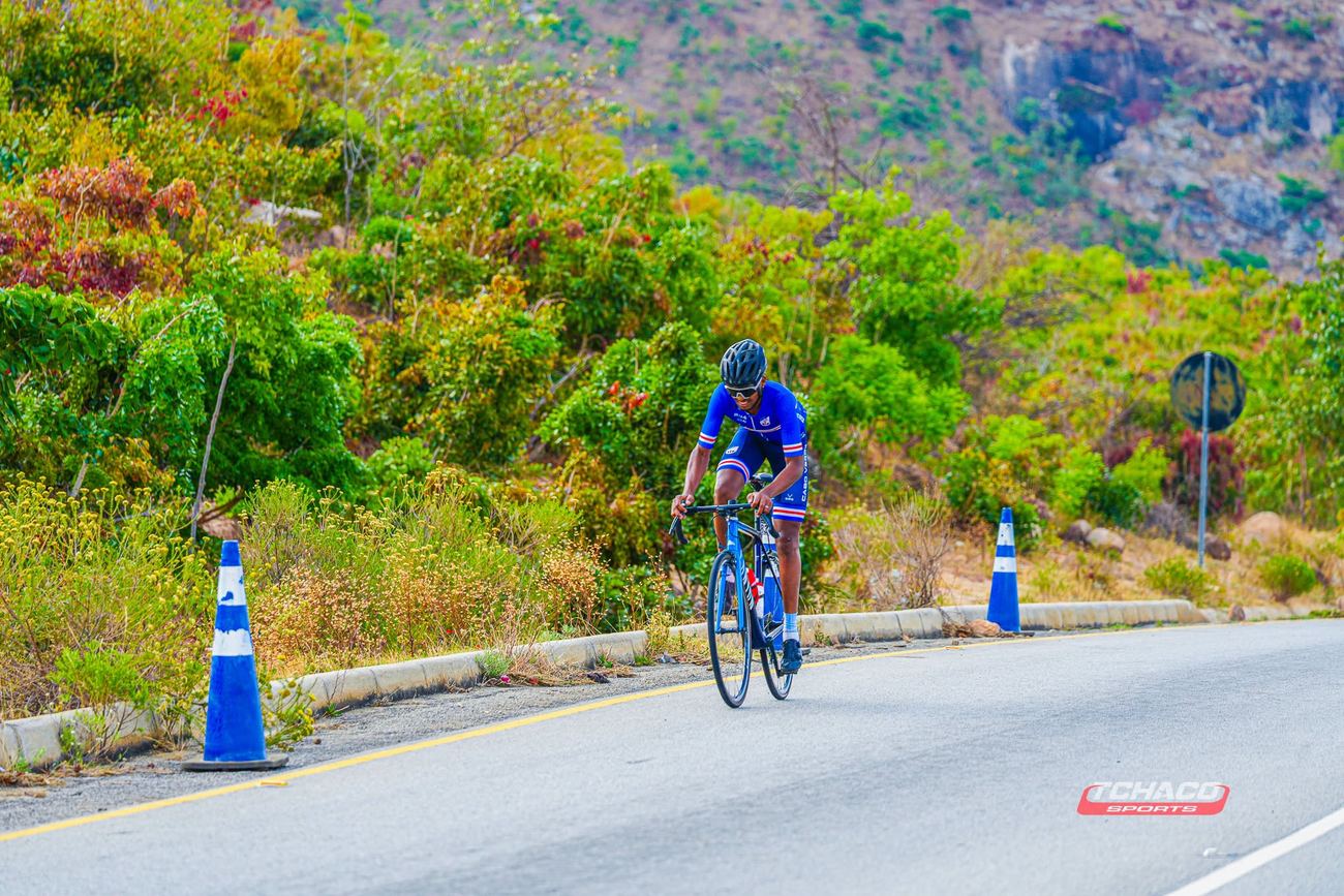 Atleta da Selecção de Cabo Verde em prova, nas estradas do sul de Angola