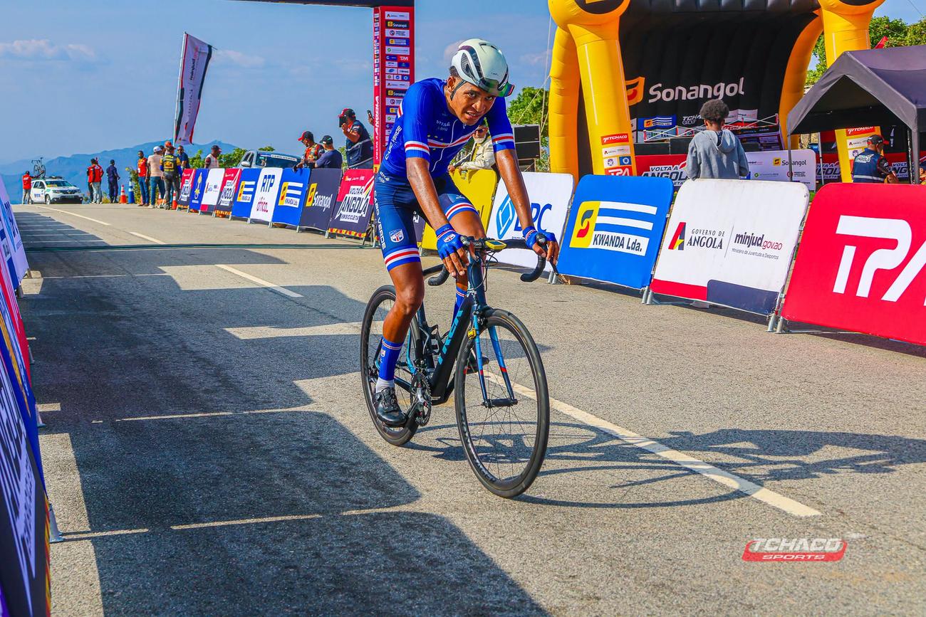 Atleta da Selecção de Cabo Verde em prova, nas estradas do sul de Angola