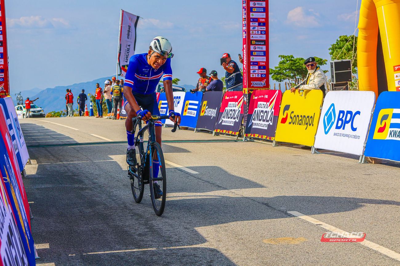 Atleta da Selecção de Cabo Verde em prova, nas estradas do sul de Angola