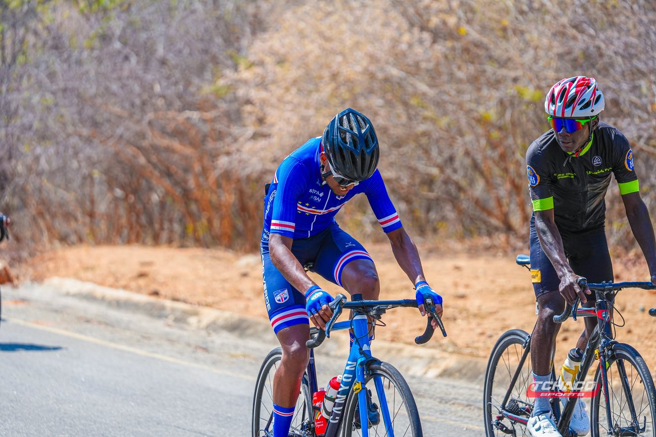 Atletas da Selecção de Cabo Verde em grupo, durante uma etapa
