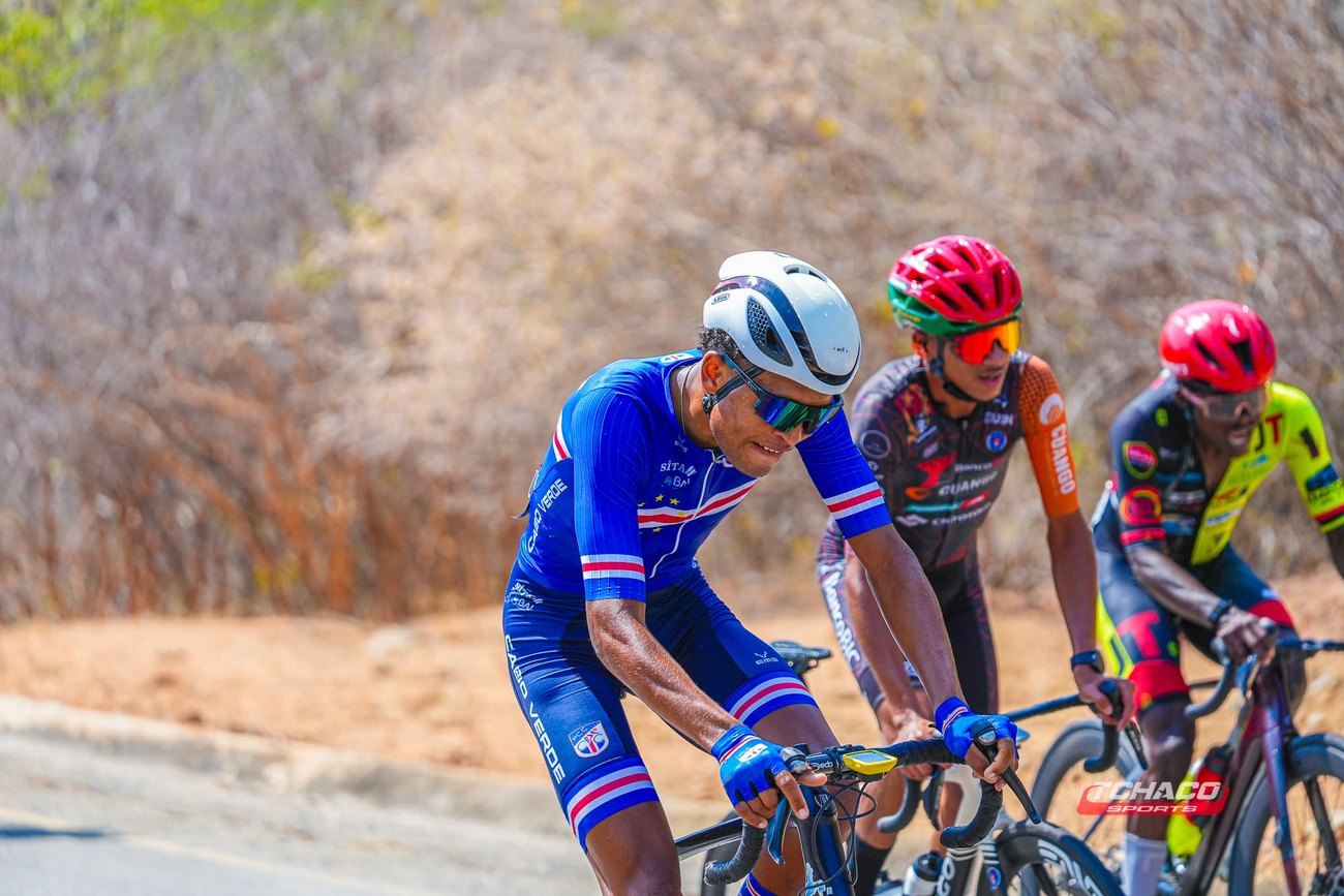 Atletas da Selecção de Cabo Verde em grupo, durante uma etapa