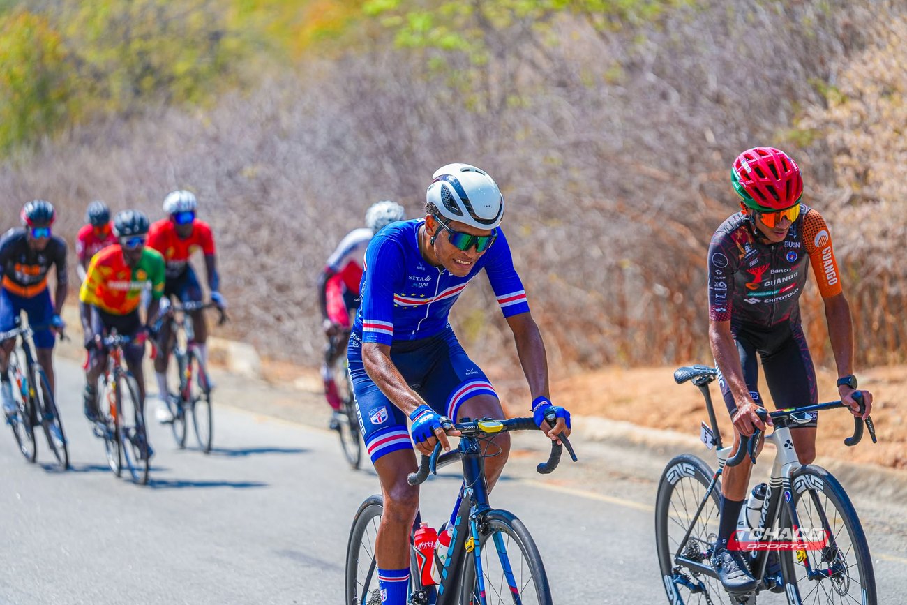 Atletas da Selecção de Cabo Verde em grupo, durante uma etapa