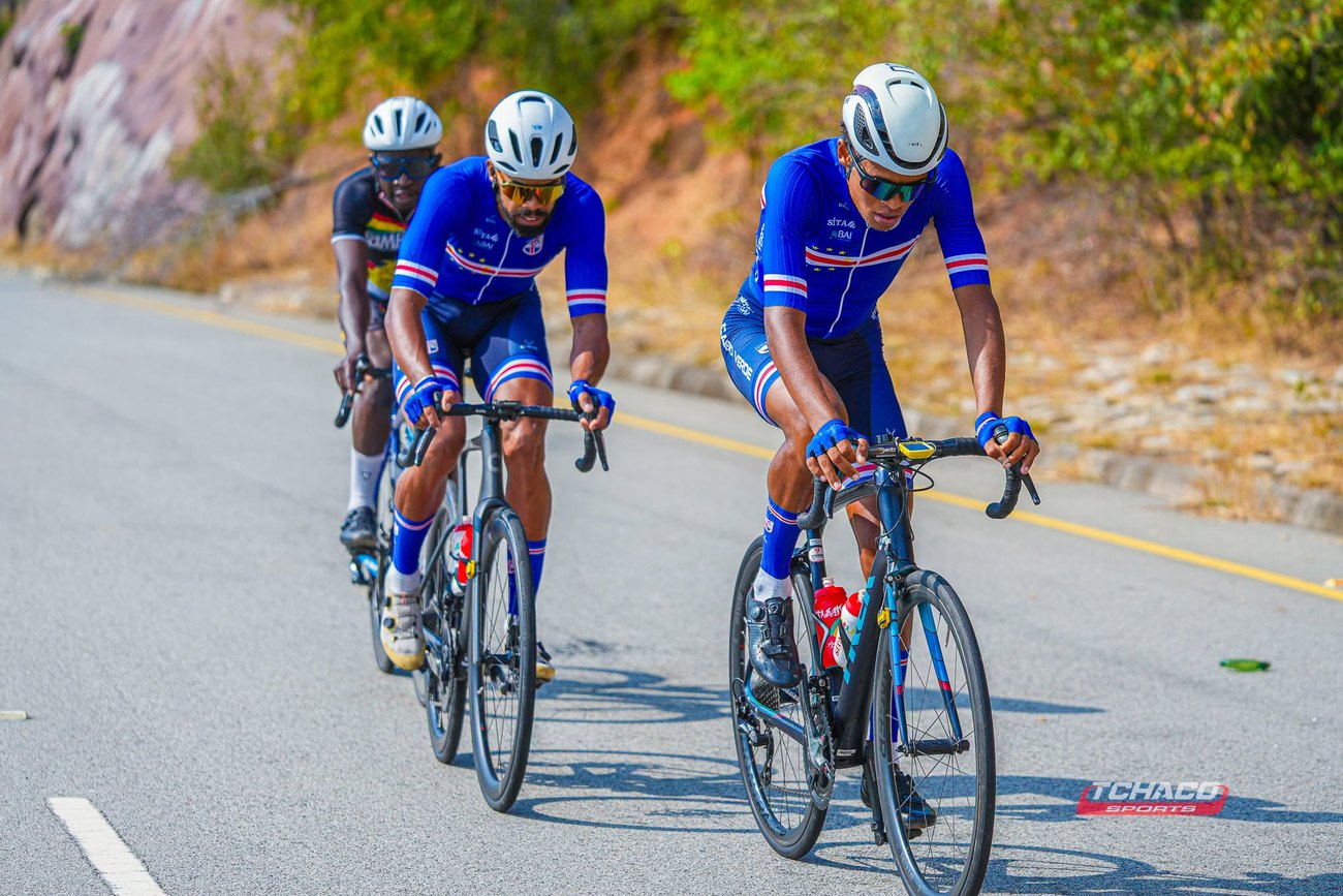 Atletas da Selecção de Cabo Verde em grupo, durante uma etapa