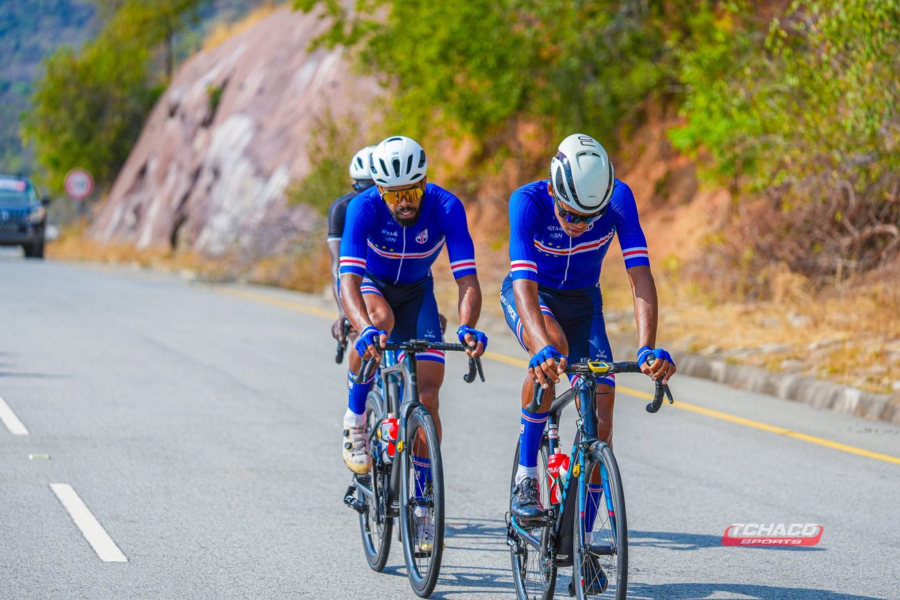 Atletas da Selecção de Cabo Verde em grupo, durante uma etapa