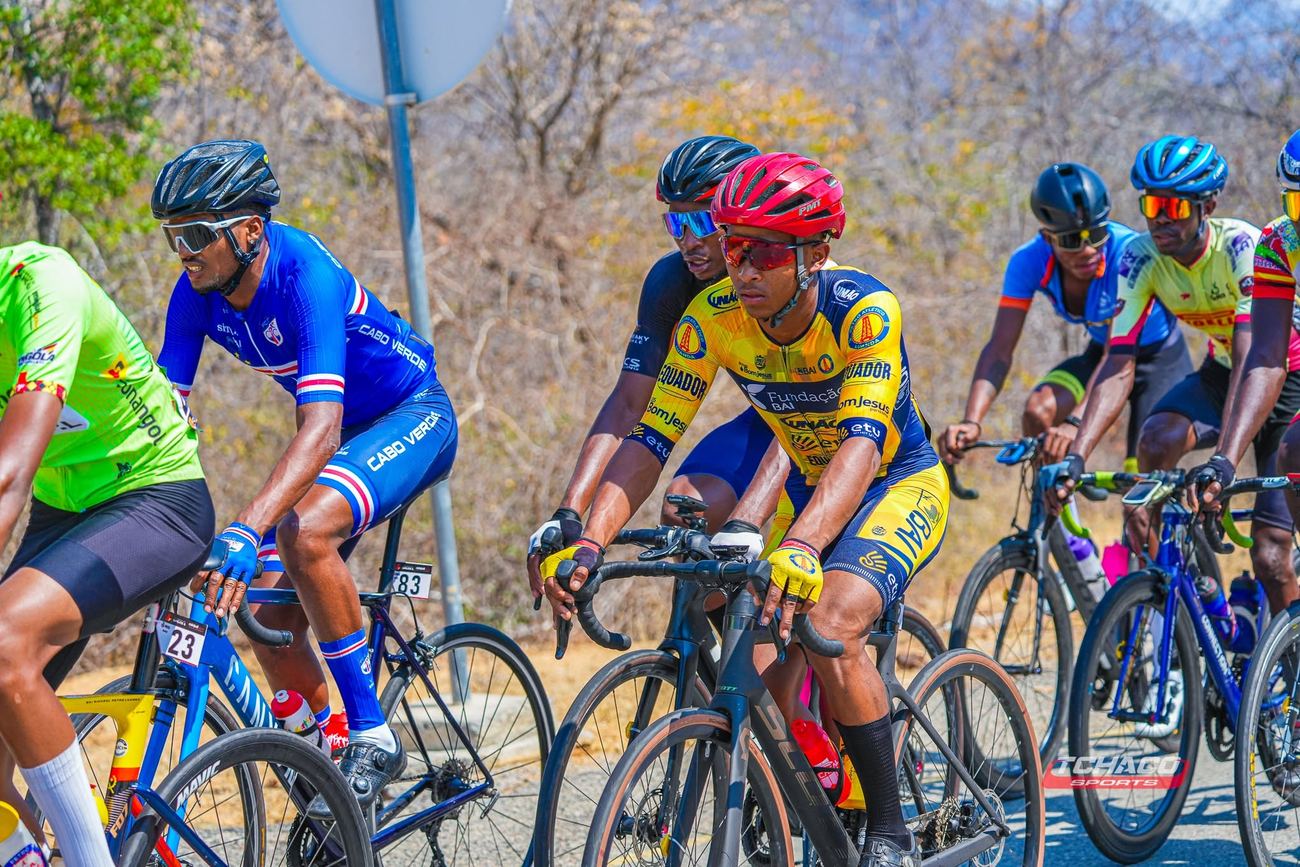 Atletas da Selecção de Cabo Verde em grupo, durante uma etapa
