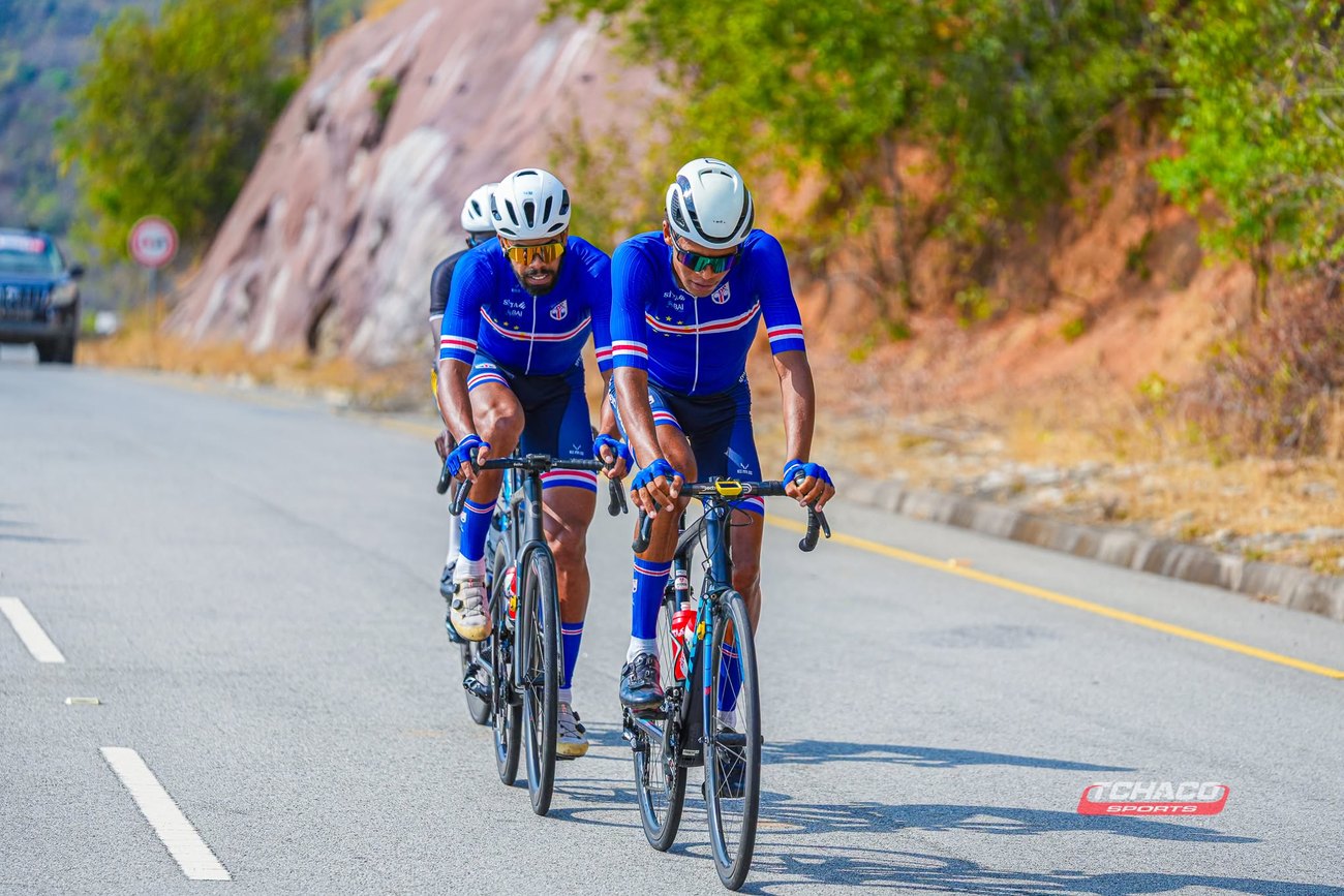 Atletas da Selecção de Cabo Verde em grupo, durante uma etapa