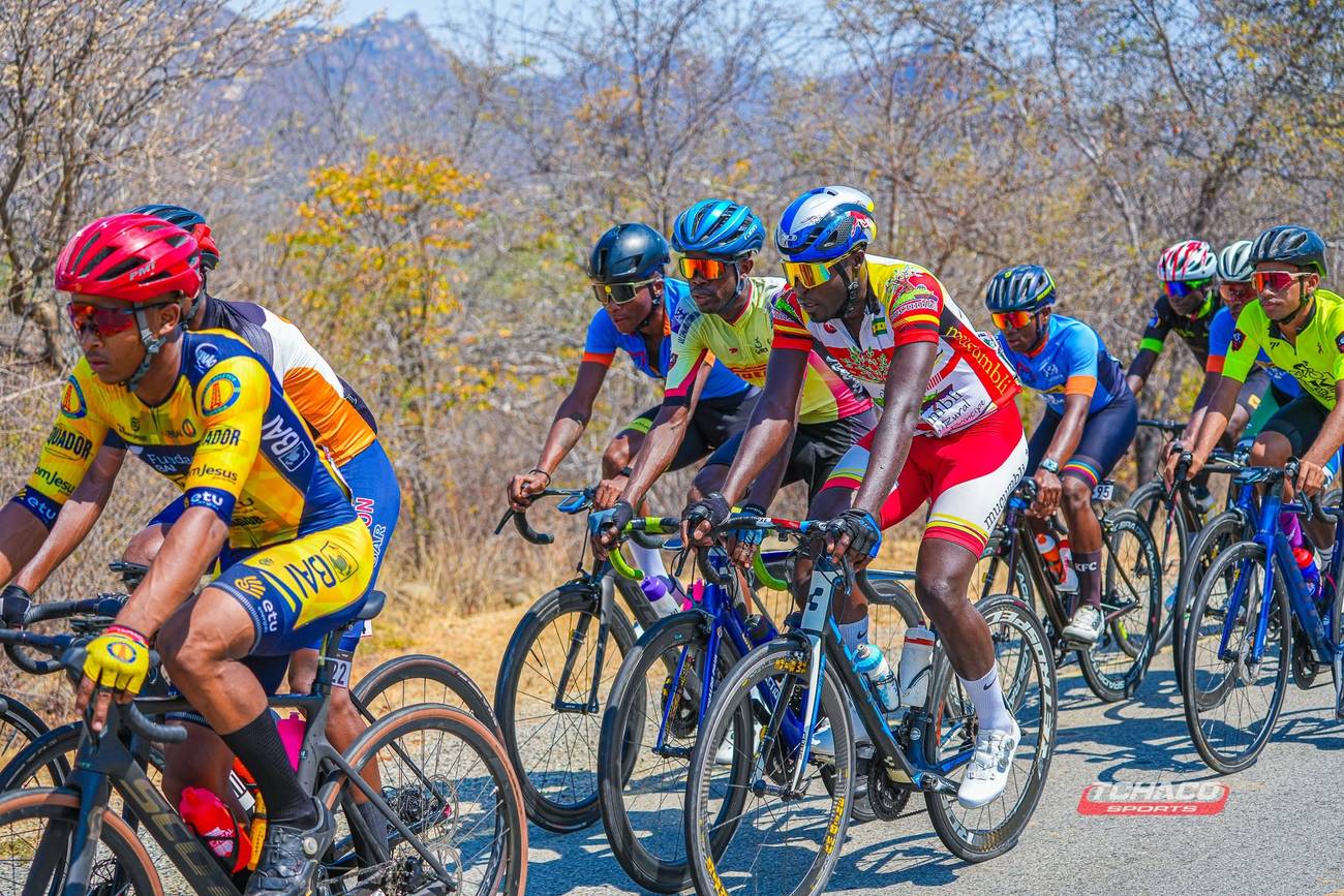 Atletas da Selecção de Cabo Verde em grupo, durante uma etapa