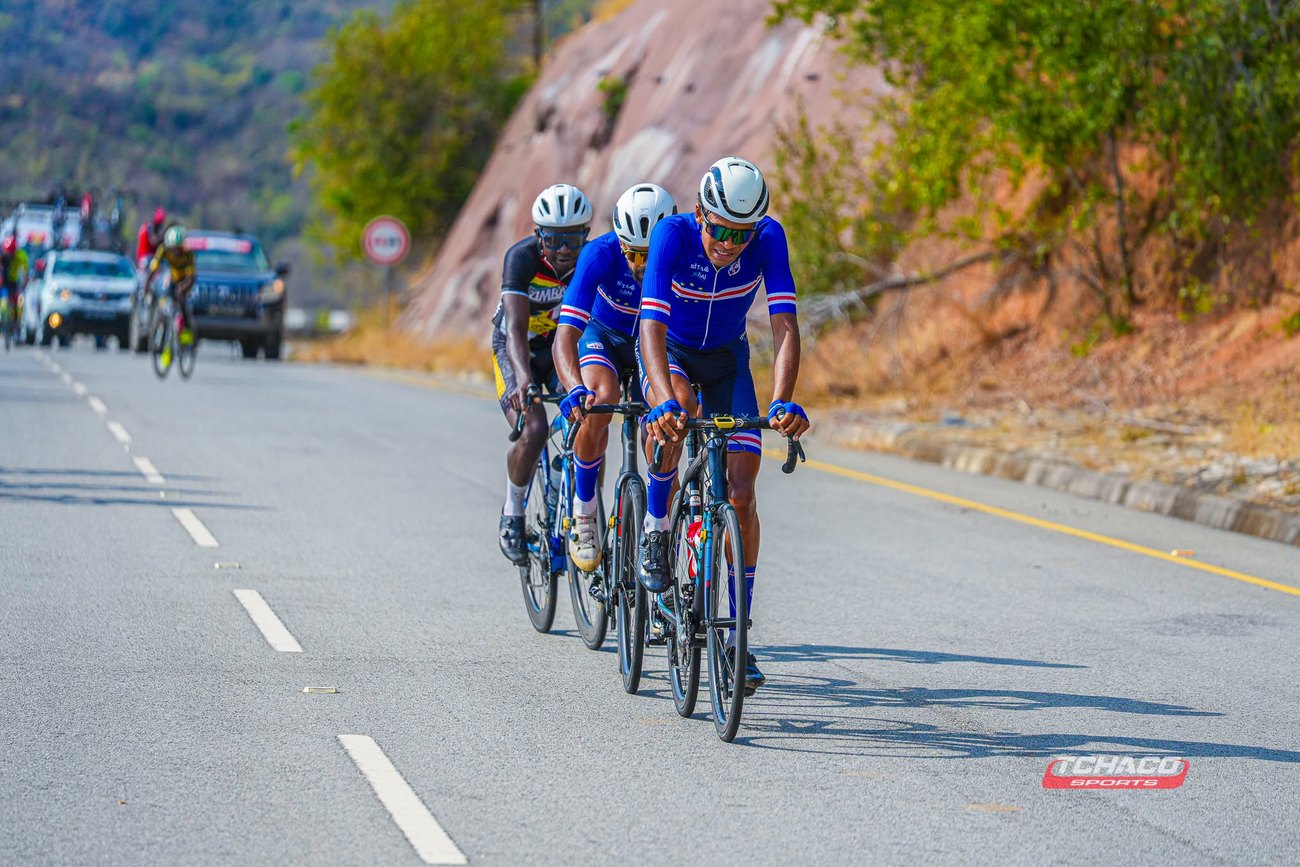 Atletas da Selecção de Cabo Verde em grupo, durante uma etapa